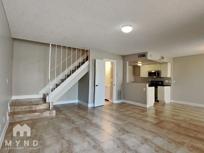 Building Photo - 2132 W Glenrosa Ave