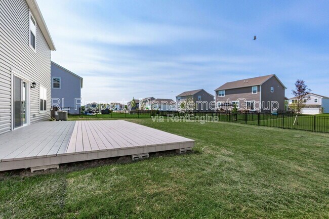 Building Photo - 214 Sterndale Dr