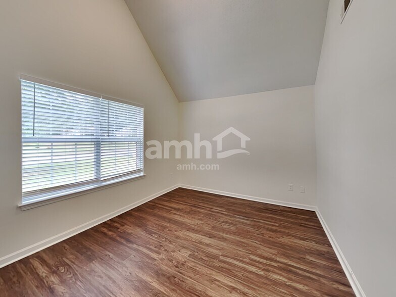 Building Photo - 375 Ermines Way