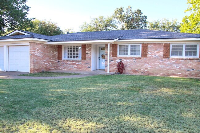 Building Photo - Spacious Updated Home!