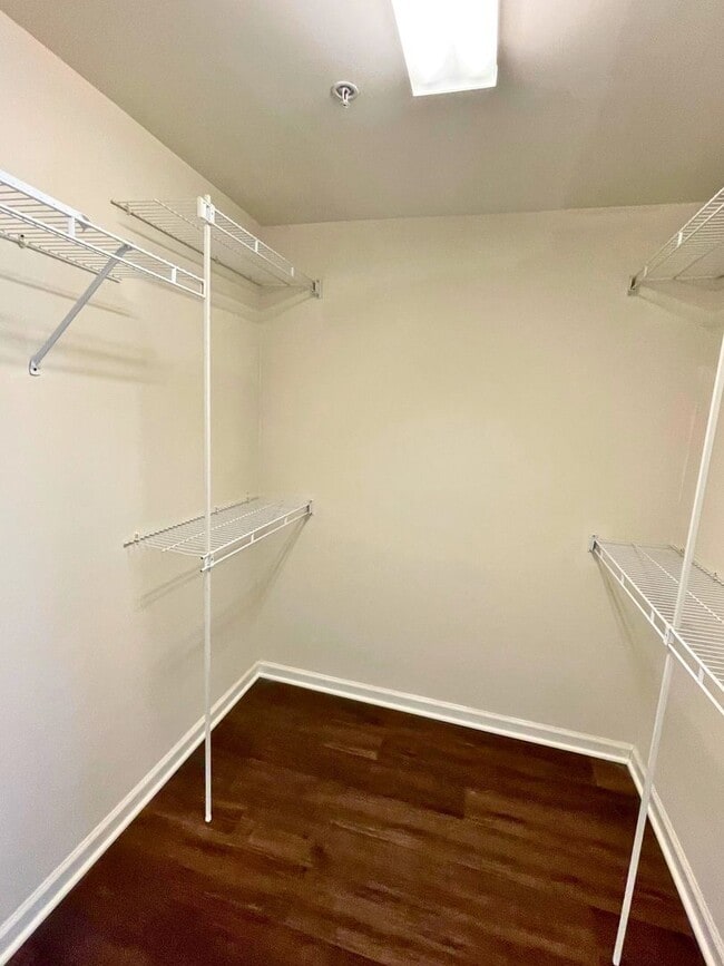 Building Photo - Beautiful 2BR, 2.5BA Townhouse Style Condo Near Old Town Alexandria