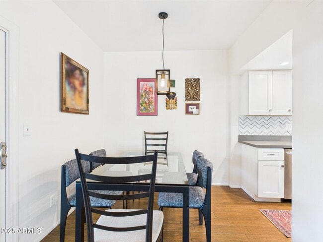 Building Photo - 733 E Cochise Dr