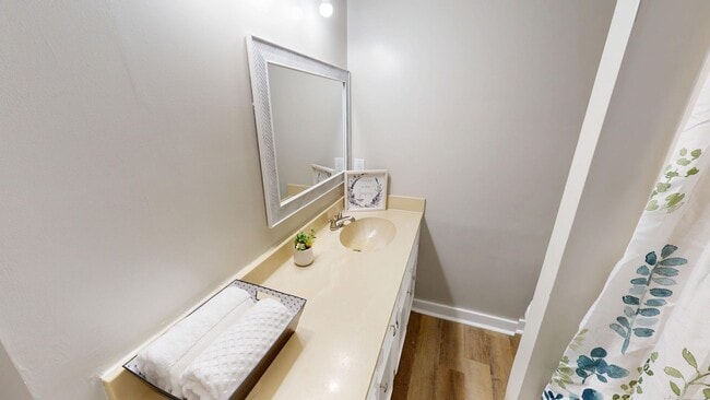 Building Photo - Updated 3/2 with Granite Counters and Stai...