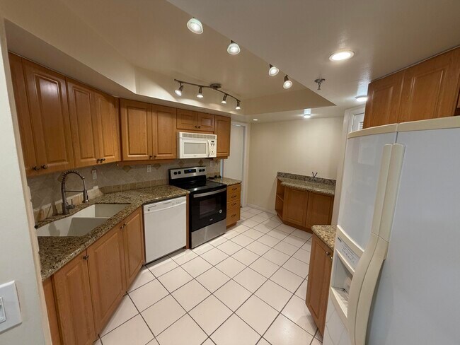 Building Photo - 6463 La Costa Dr