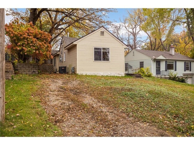 Building Photo - 2340 Ives Ln N