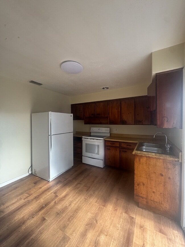 Building Photo - Cozy 3 Bedroom Home in Quiet Community | Hardwood Floors | Large Yard