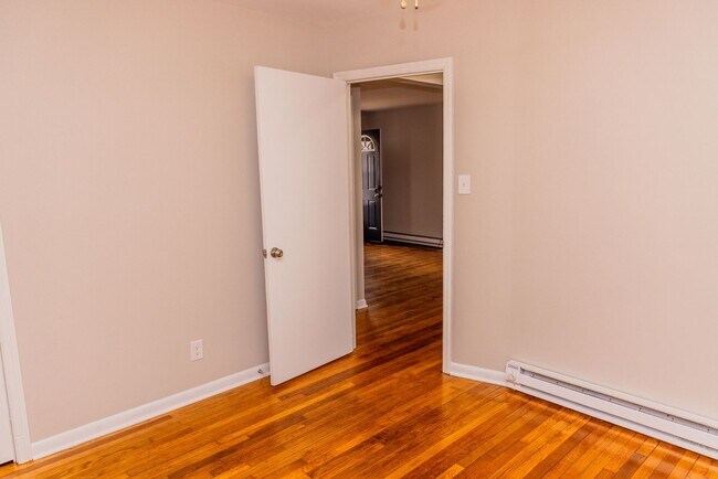 Building Photo - ONE MONTH FREE-Sign by 2/28/2026: Walk to Carytown & the Fan