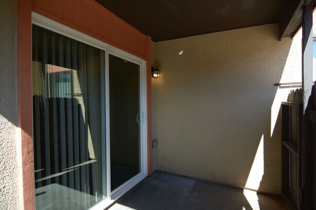Building Photo - Remodeled 1 Bedroom 1 Bath Condo! Great Central Tucson Location!
