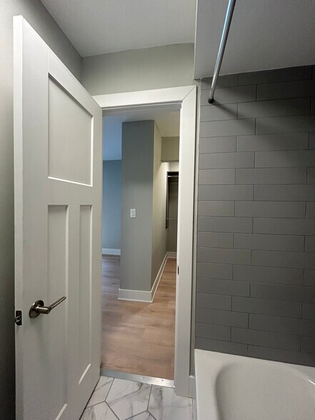 Building Photo - 1214 N La Salle Dr