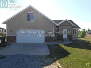 Building Photo - 4 Bedroom 2.5 Bathroom Home