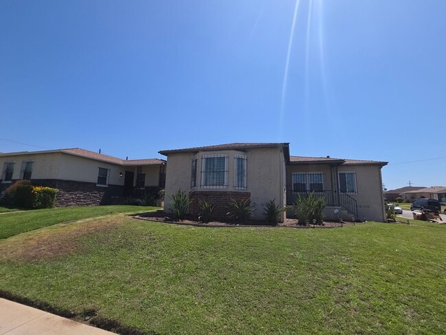 Building Photo - Updated 3-Bedroom Home with Bonus Room, New Appliances & New Central Air