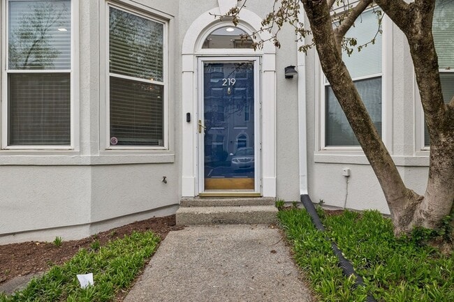 Building Photo - 219 Fairmont Ct