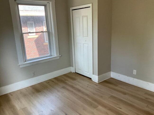 Building Photo - 611 E Mitchell Ave