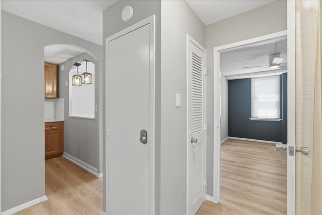 Building Photo - Sophisticated High-Rise Living in Prime Arlington Location