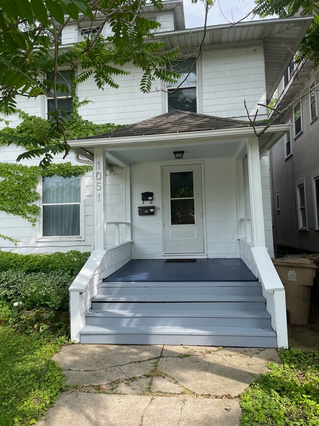 Building Photo - 1051 E Johnson St