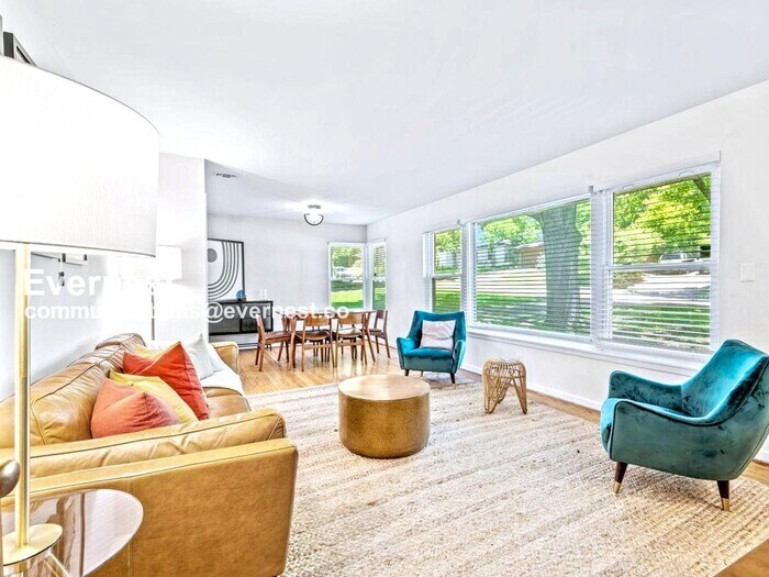 Building Photo - 8633 Westglen Dr