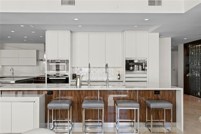 Building Photo - 450 Knights Run Ave