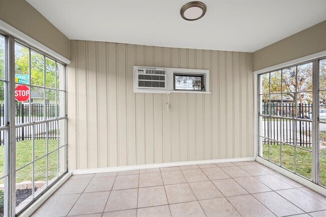 Building Photo - 5001 McKinney St