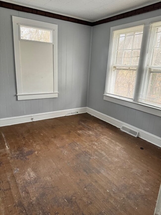 Building Photo - Discover the perfect blend of charm and convenience in this delightful 2-bedroom bungalow