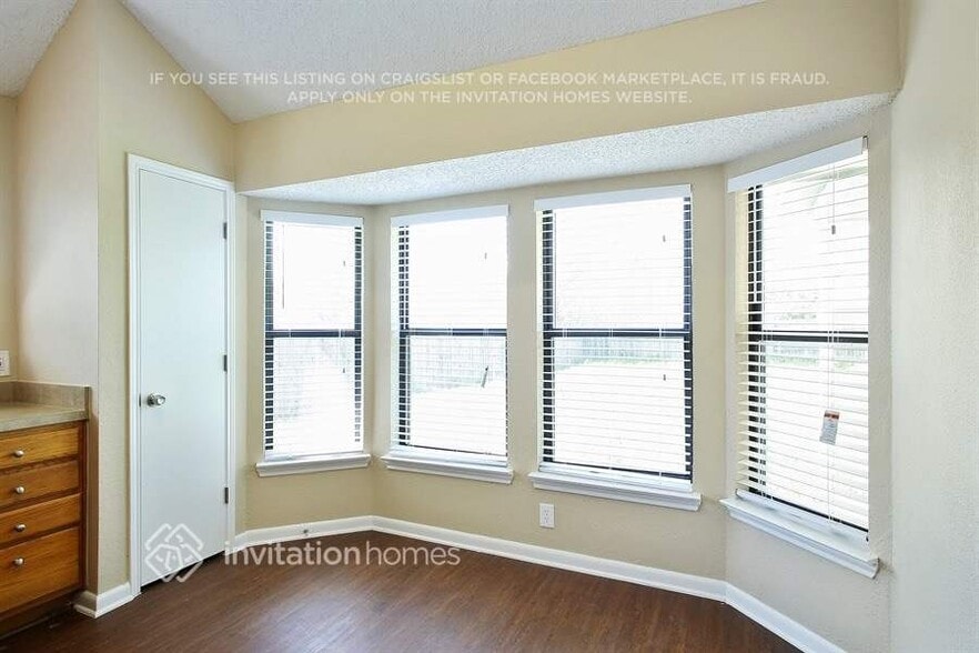 Building Photo - 4800 Hollow Tree Dr