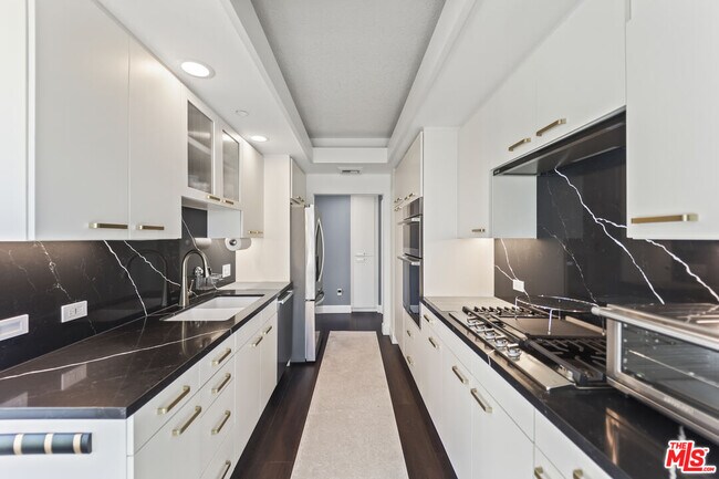 Building Photo - 13600 Marina Pointe Dr