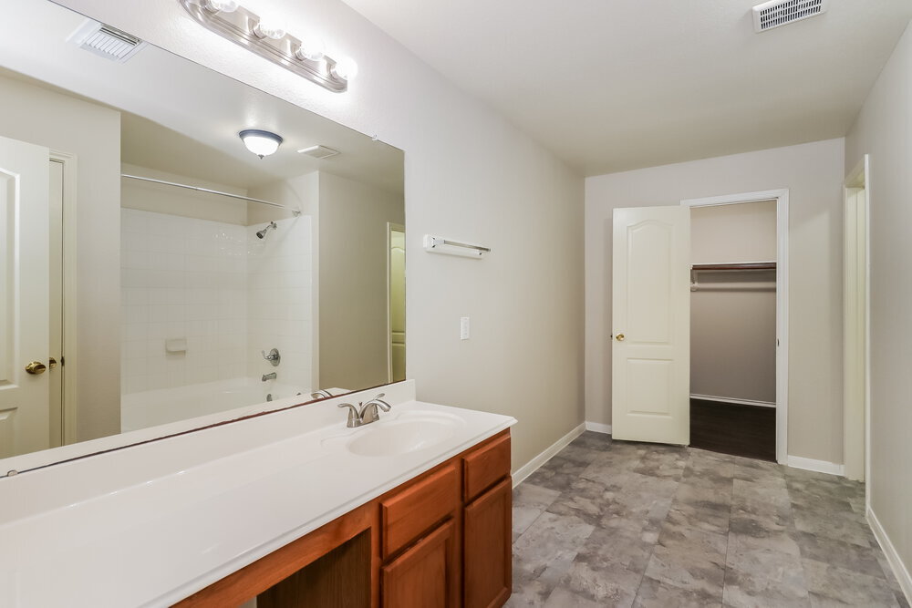 Building Photo - 5027 Oak Briar Ln