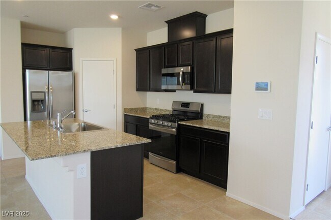 Building Photo - 2124 Del Aqua Ave