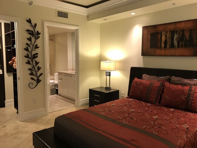 Building Photo - UNFURNISHED Turnberry Towers East-Phenomenal Upscale 1 Bdrm/1.5 Bath Condo on 17th Floor!