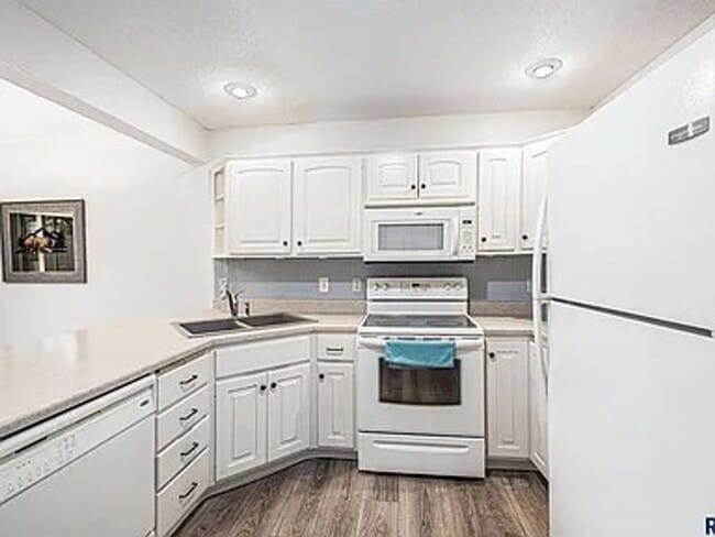 Building Photo - Charming 3-Bedroom Twin Home — 904?E?Jane?...
