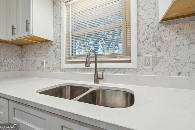 Building Photo - 2419 Greenway Dr
