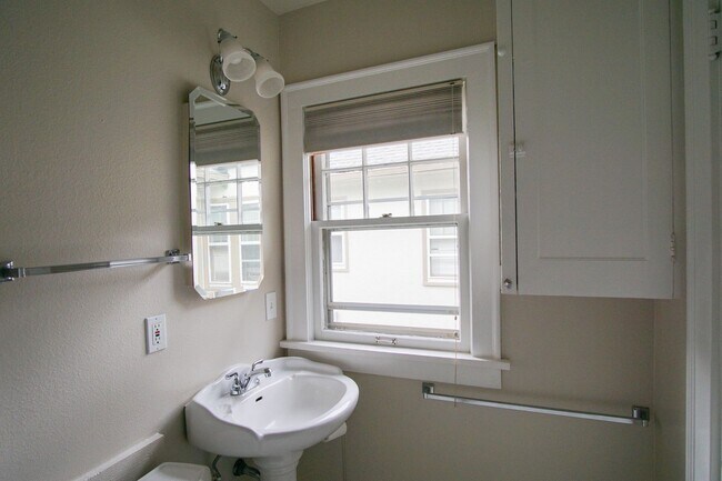 Building Photo - Awesome 1 Bedroom Flat By Laurelhurst Park...