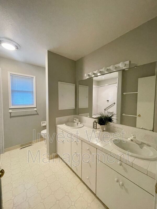 Building Photo - 6224 NW Dogwood Dr