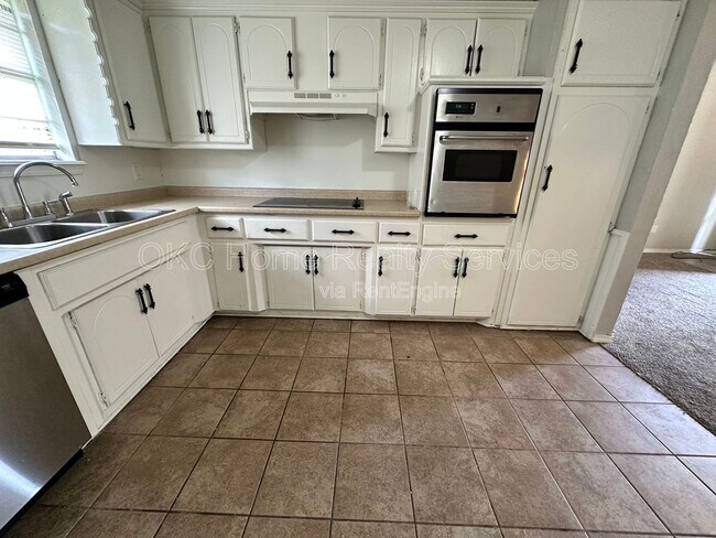 Building Photo - 8417 S Villa Ave