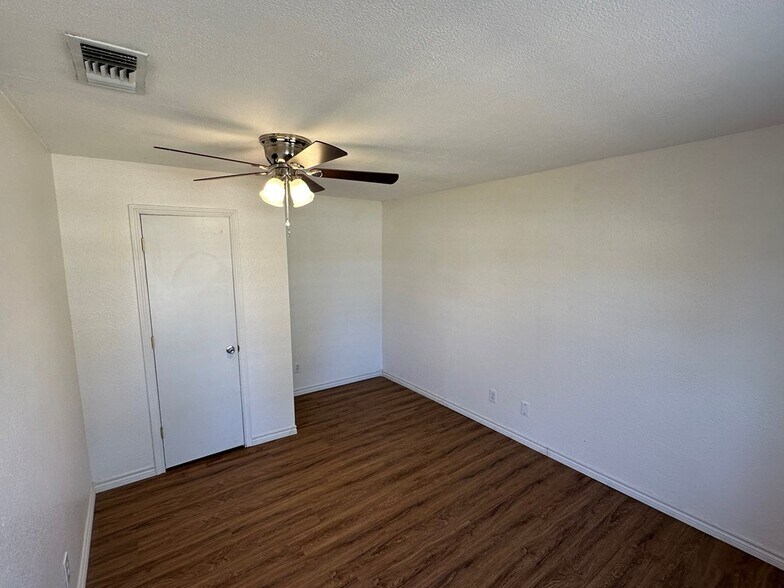 Building Photo - 2110 Glenwood Dr