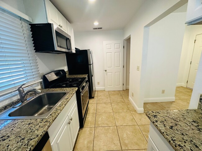 Building Photo - Come View This Perfect 2 Bedroom 1 Bath Located In the Heart of Downtown!!