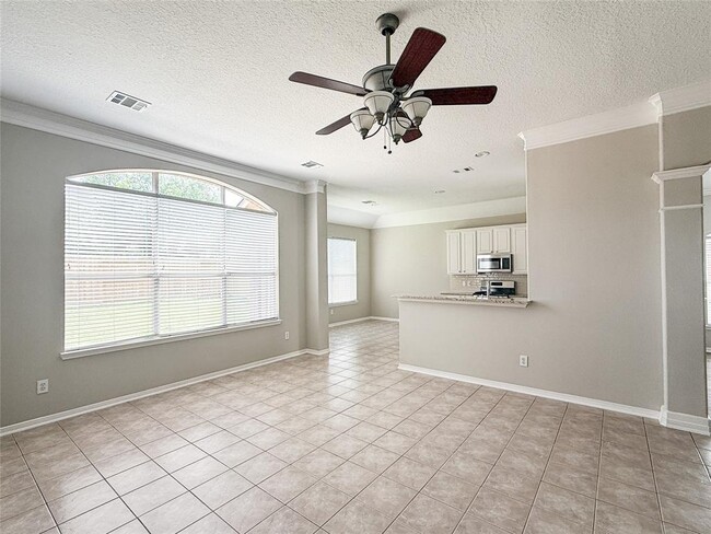 Building Photo - 10114 Willow Crossing Dr