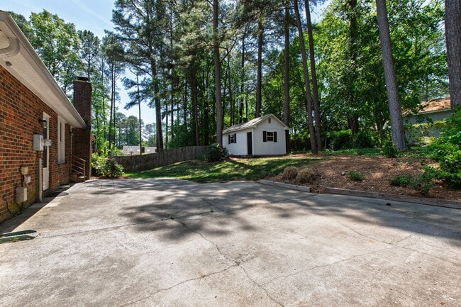 Building Photo - Charming Brick Ranch-Style Cul-de-Sac Home in Garner!
