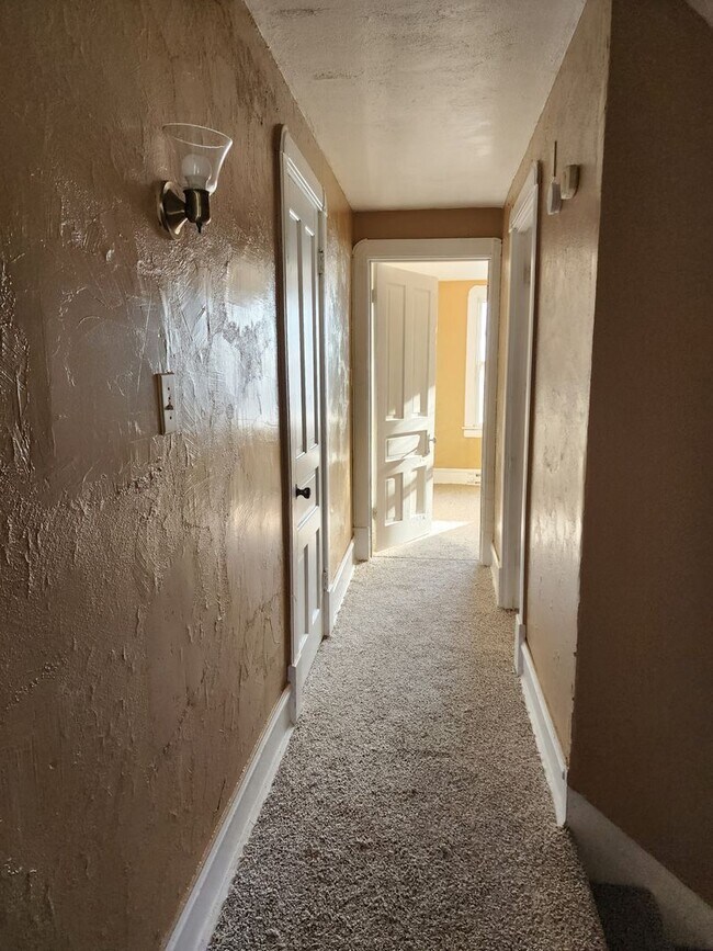 Building Photo - BIG 4 bedroom home