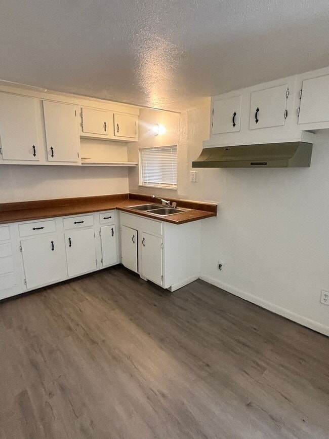 Building Photo - 906 S Farmer Ave