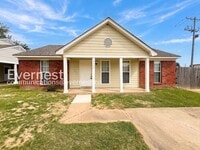 Building Photo - 3400 Laurelwood Dr