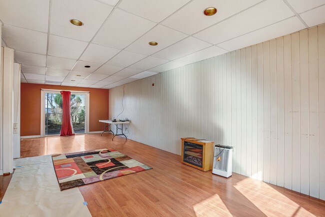 Building Photo - Mid-Century Lodge Home in Frederick with 6...