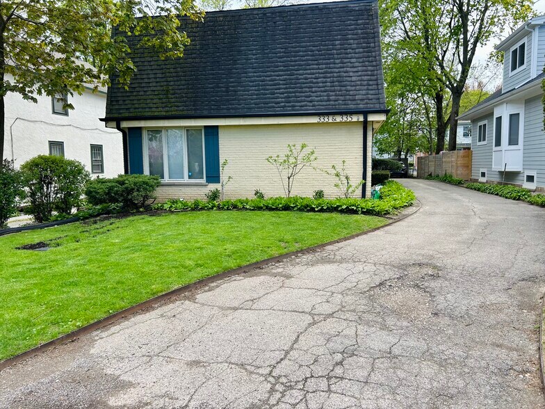 Front view of duplex - 335 Scott St