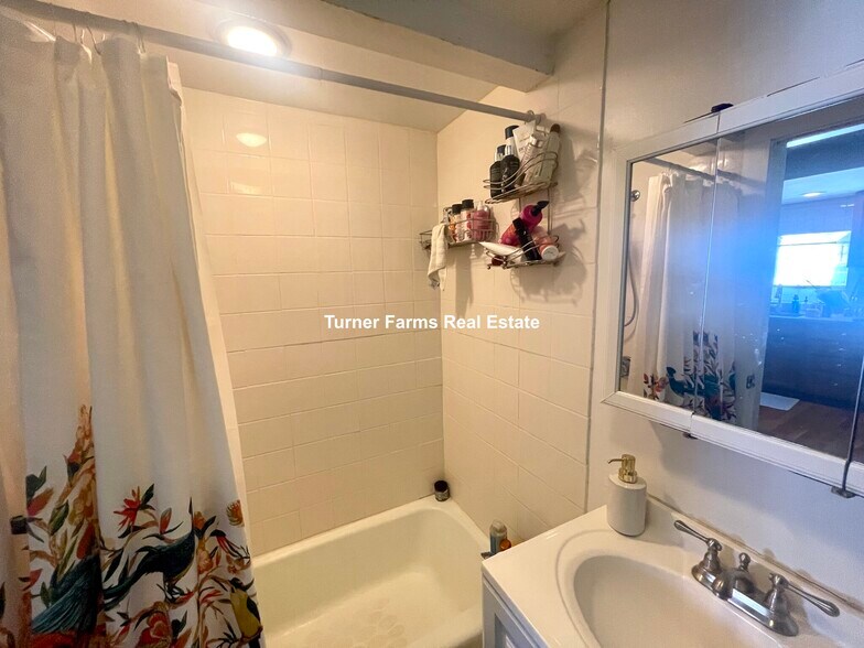 Building Photo - 42 Sewall St