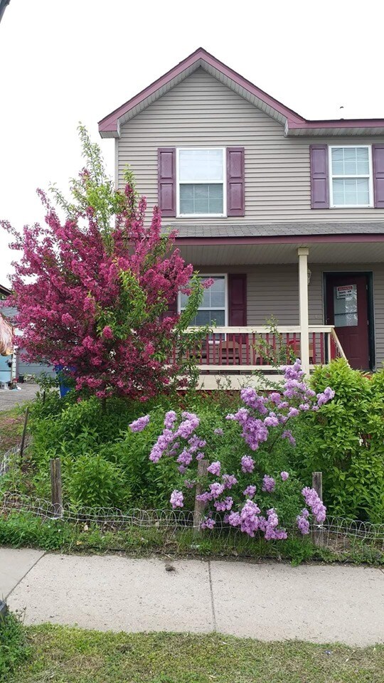 Building Photo - 245 Front Ave