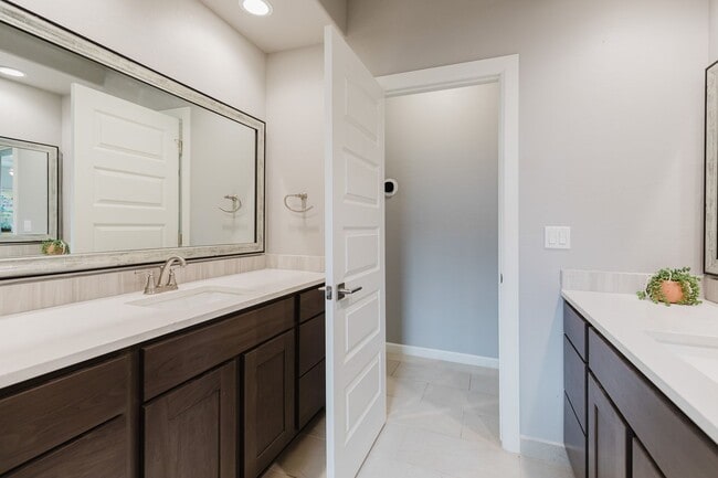 Building Photo - Modern 5 Bedroom Home with Solar Panels - MOVE IN SPECIAL: FIRST MONTH FREE!