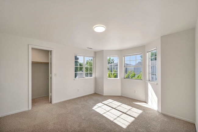 Building Photo - Updated Three Bedroom Townhome
