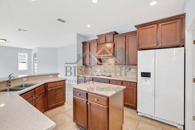 Building Photo - 10074 Iverson Dr