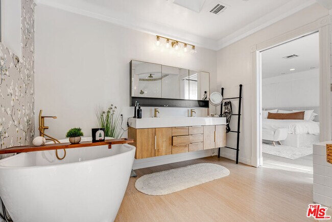 Building Photo - 367 S Oak Ave