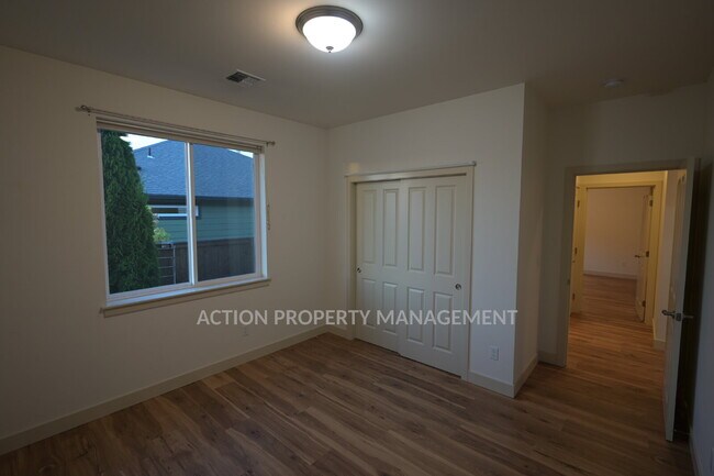 Building Photo - Beautiful custom-built 3 bed, 1 office, 2 bath, 2 car garage in Sequim