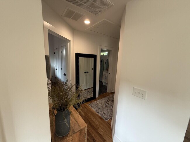 Building Photo - Secluced 800 Sq Ft 1-Bed Gem in Nashville’...